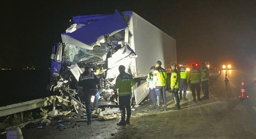 TIR, emniyet şeridinde park halindeki otobüse çarptı: Çok sayıda yaralı var!