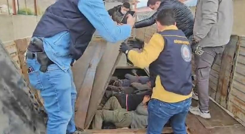 TIR’ın dorsesindeki gizli bölgede 20 kaçak göçmen yakalandı