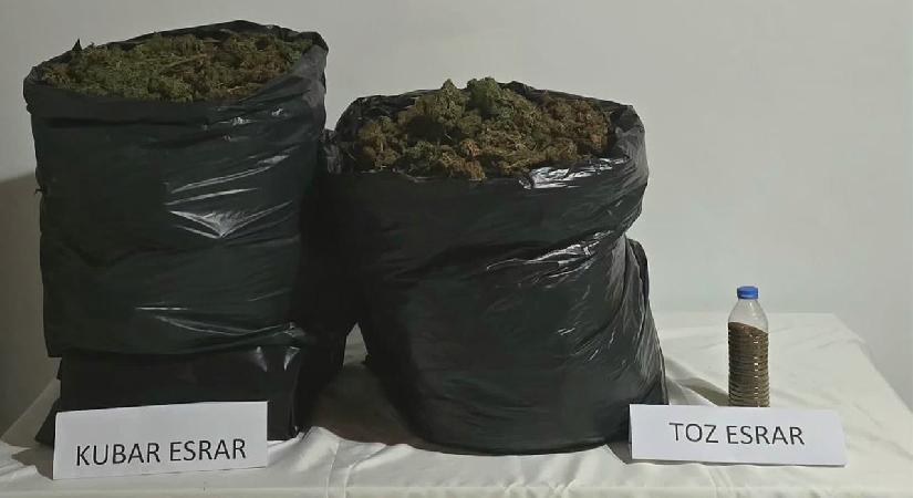 Toprağa gömülü halde 12 kilo 250 gram uyuşturucu çıktı