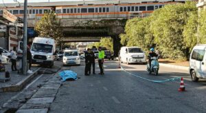 Yolun karşısına geçmek isterken otomobilin çarptığı yaya öldü