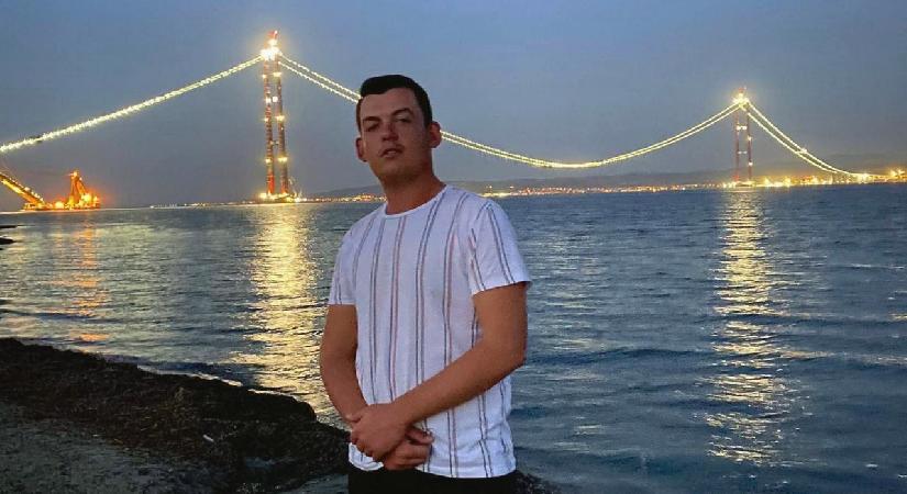 Ağaca çarpan otomobilin sürücüsü öldü