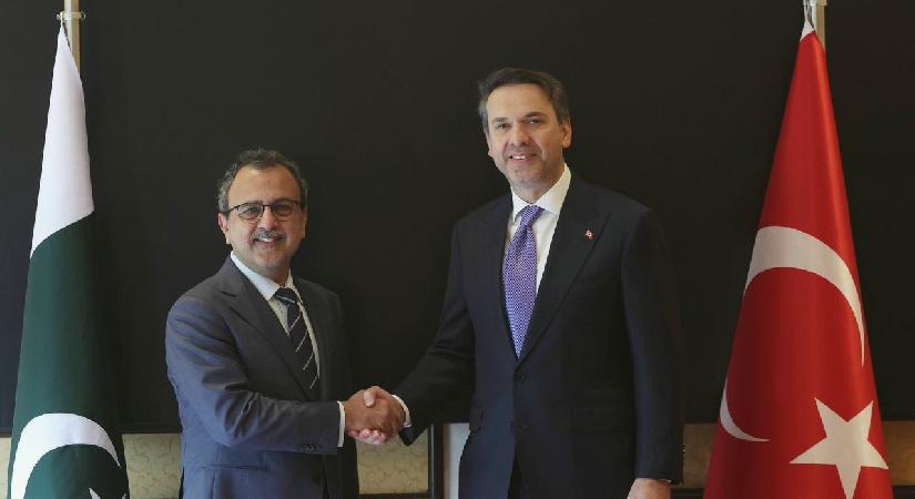 Enerji ve Tabii Kaynaklar Bakanı Alparslan Bayraktar, Pakistan’da