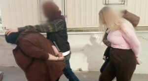 Evlerinde uyuşturucuyla yakalanan torbacılar tutuklandı