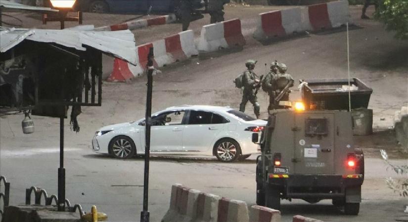 İsrail, Batı Şeria’da ambulansı durdurup sağlık görevlilerini alıkoydu