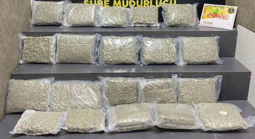 İzmir’de durdurulan araçta 21 kilo skunk ele geçirildi