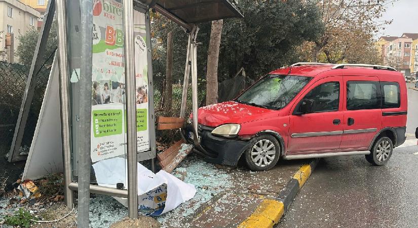 Park halindeyken hareket eden hafif ticari araç durağa çarptı