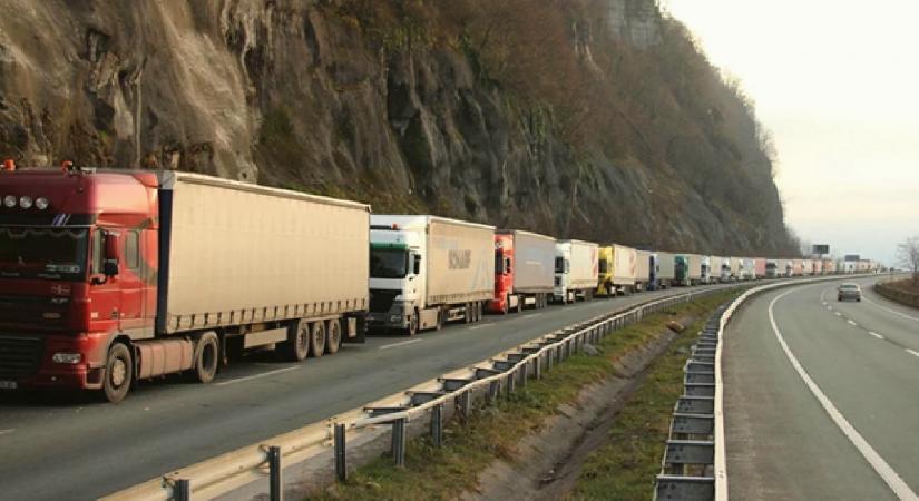 Sınır kapısındaki kriz sürüyor: Türk TIR’ları geçiş yapamıyor!