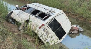 Tarım işçilerini taşıyan minibüs, sulama kanalına devrildi; 18 yaralı