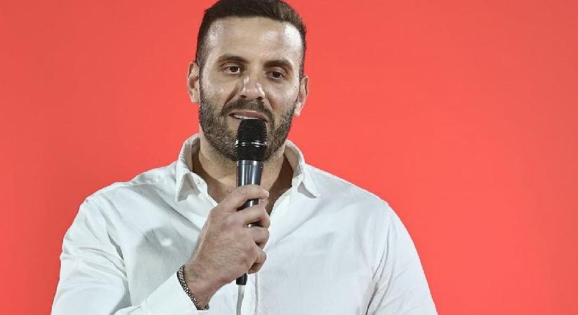 Yunan vekil gazeteci dövdü