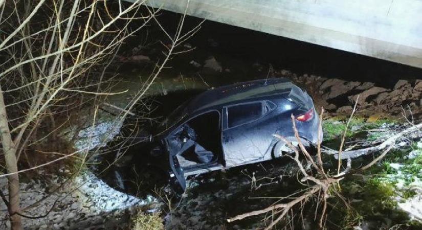 Bursa’da otomobil dereye düştü: 1 yaralı