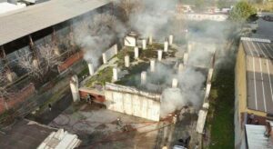 Gaziosmanpaşa’da avize deposunda çıkan yangın söndürüldü