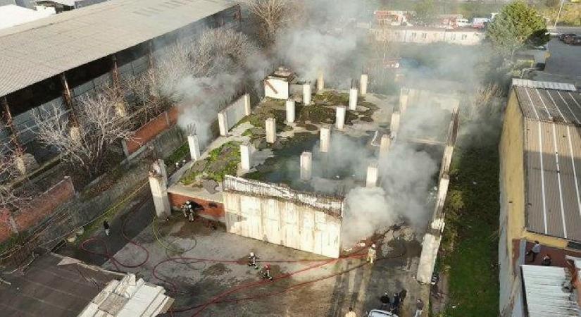 Gaziosmanpaşa’da avize deposunda çıkan yangın söndürüldü