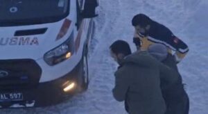 Kars’ta hasta kadın için ekipler seferber oldu