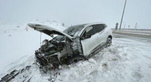 Kayseri’de otomobil refüje çarptı: 3 yaralı