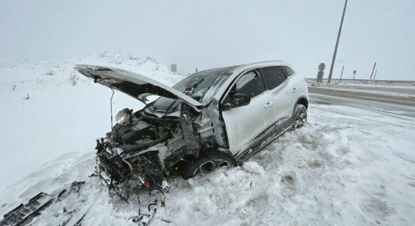 Kayseri’de otomobil refüje çarptı: 3 yaralı