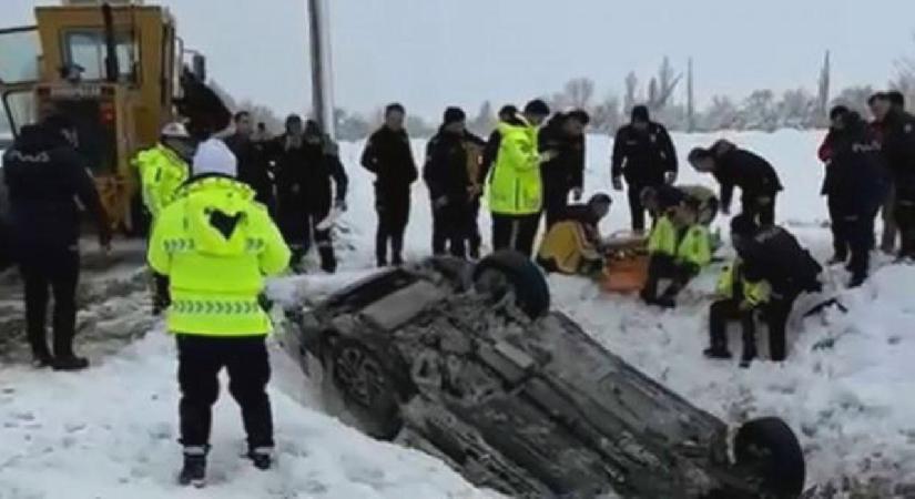Polis aracı şarampole devrildi: 2 yaralı