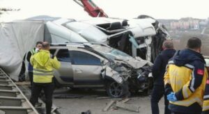 Tır karşı şeride geçip araçlara daldı: 1 ölü, 3 yaralı