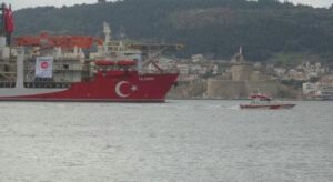 Türk sondaj gemisi Yıldırım Çanakkale Boğazı’ndan geçti