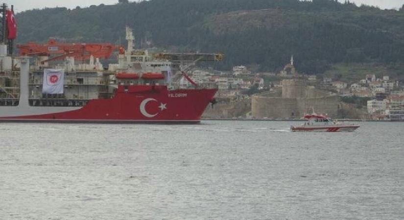 Türk sondaj gemisi Yıldırım Çanakkale Boğazı’ndan geçti