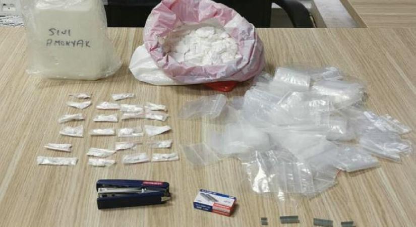 Yanındaki poşette 650 gram kokainle yakalandı