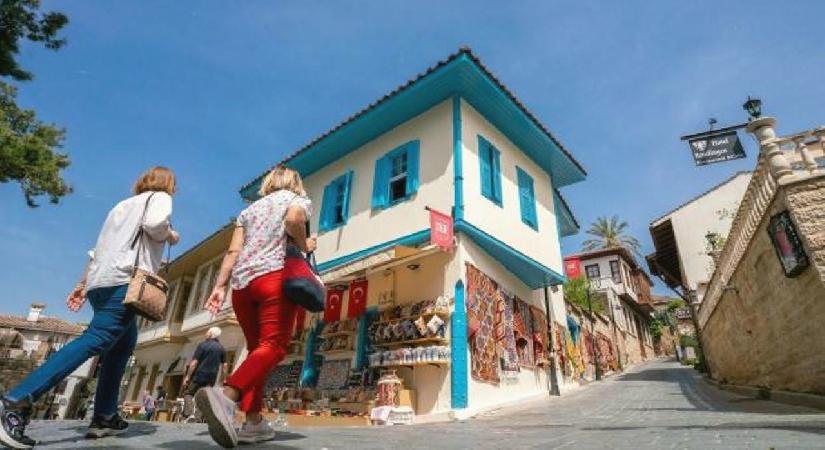 Yerli turistler geçen yılın üçüncü çeyreğinde 276 milyar lira harcama yaptı