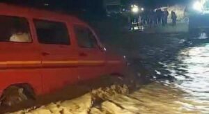 Aydın’da taşan çayda mahsur kalan minibüsteki aile kurtarıldı