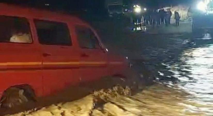 Aydın’da taşan çayda mahsur kalan minibüsteki aile kurtarıldı