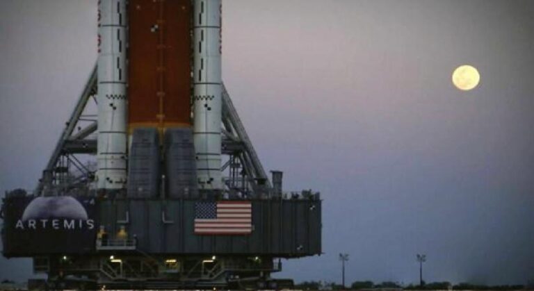 NASA, Artemis II roketini tamir için fırlatma rampasından hangara çekiyor