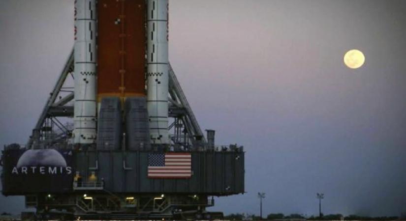 NASA, Artemis II roketini tamir için fırlatma rampasından hangara çekiyor