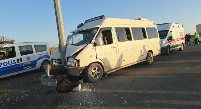 Şanlıurfa’da tarım işçilerini taşıyan minibüs direğe çarptı: 15 yaralı