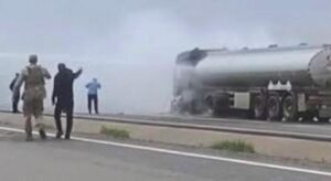 Cizre’de seyir halindeki akaryakıt tankeri alev aldı