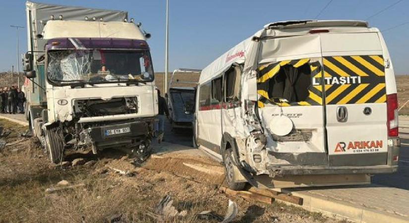 Eskişehir’de TIR, 4 araca çarptı; 12 yaralı