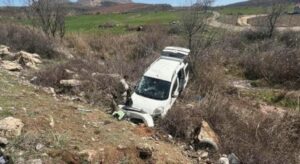 Hafif ticari araç şarampole girdi: 4 yaralı