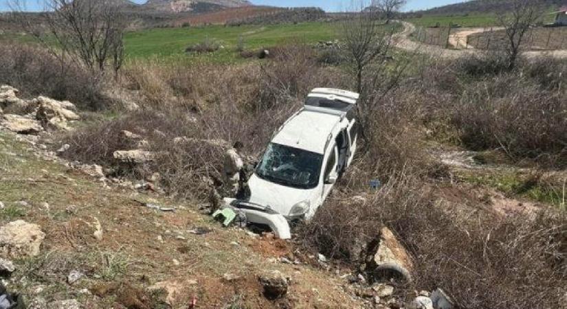 Hafif ticari araç şarampole girdi: 4 yaralı