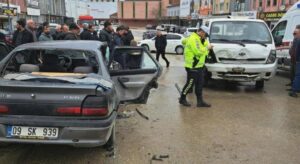 Kamyonet ile otomobil çarpıştı; 2’si bebek 9 yaralı