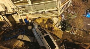 Kontrolden çıkan araç restorana çarptı, 5 metreden aşağı düştü!