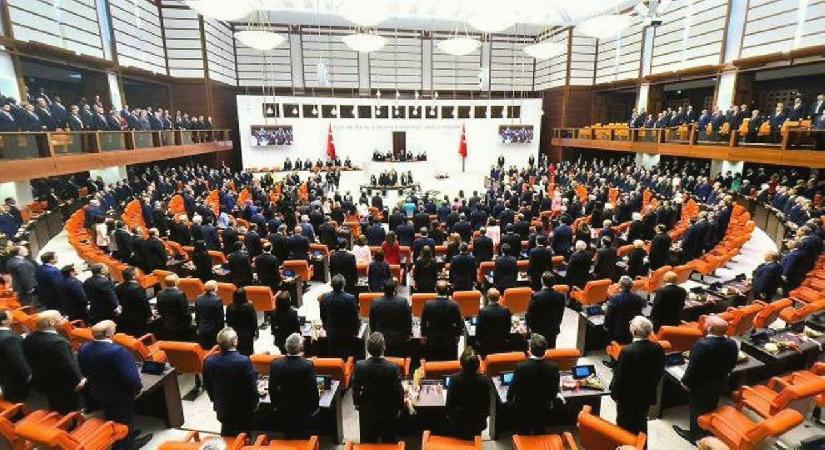 Meclis’e yeni teklif: Doğum izni uzuyor, 15 yaş altına sosyal medya yasağı geliyor