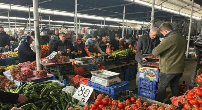 Pazarlarda bayram yoğunluğu! Esnafın yüzü güldü
