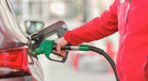 Ucuz yakıt için ülke değiştiriyorlar! İndirim sonrası sınıra akın ettiler