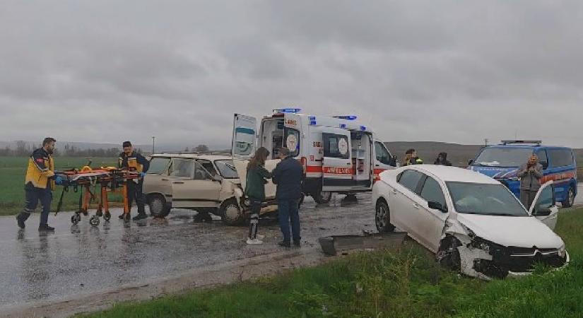 Çorum’da 2 araç kafa kafaya çarpıştı: 3 yaralı