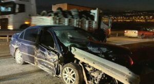 Kayseri’de otomobil bariyerlere saplandı: 1 ağır yaralı