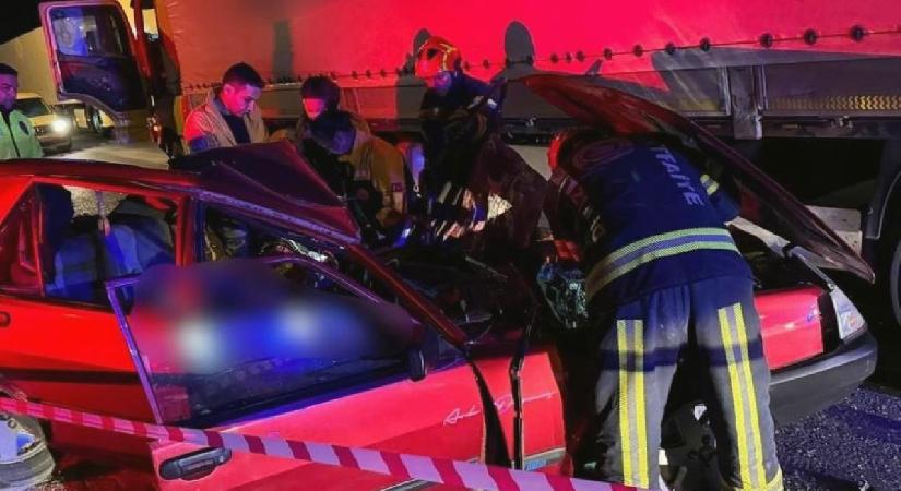 Tıra yandan çarpan otomobilde 1 kişi öldü, 1 kişi ağır yaralandı