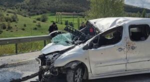 Bariyerlere çarpan araçtaki 6 kişi yaralandı