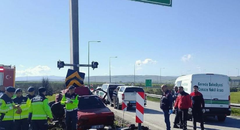Bolu’da otomobil yön direğine çarptı: 2 ölü, 1 yaralı