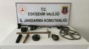 Define bulmak için kaçak kazı yaparken yakalandılar