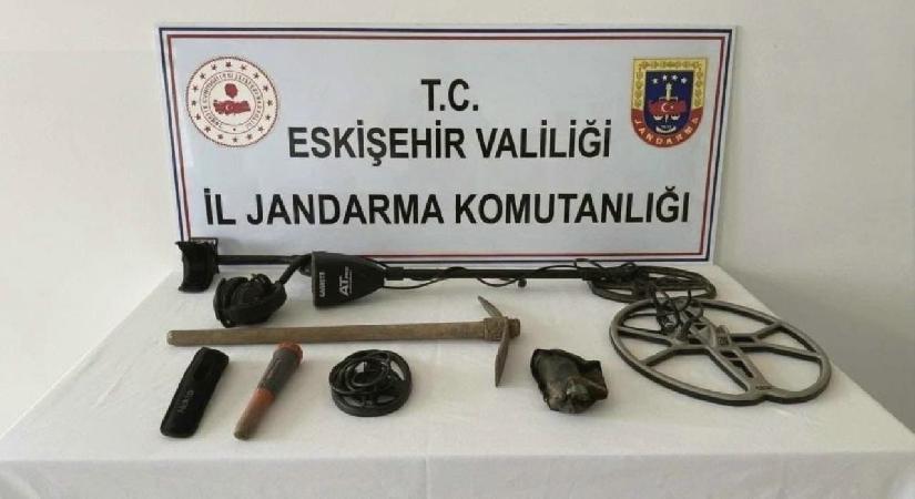 Define bulmak için kaçak kazı yaparken yakalandılar