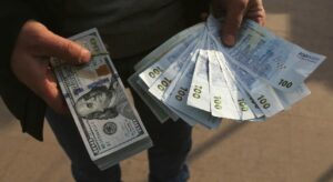 İran’da dolar, ulusal para birimi karşısında tarihi zirveye çıktı