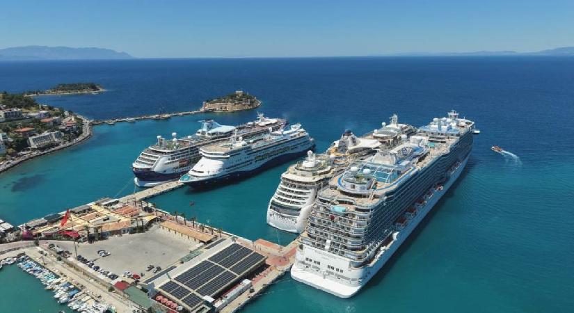 Kuşadası’na 4 kruvaziyer ile 9 bin turist geldi