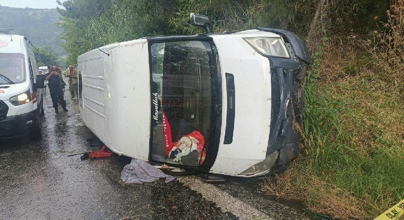 İzmir’de işçi servisi devrildi; 1 ölü, 1’i ağır 10 yaralı