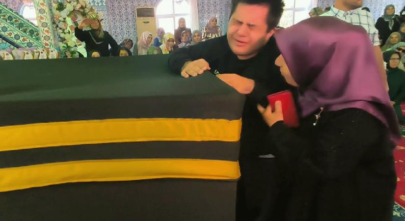 Kabe maketine sarılıp, ‘Allah’ım, beni o memlekete götür’ diye dua etti